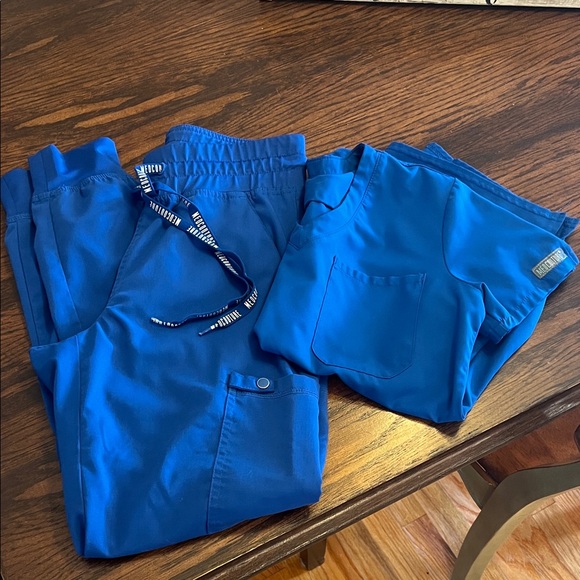 💙MedCouture scrub set in royal blue - Picture 1 of 8